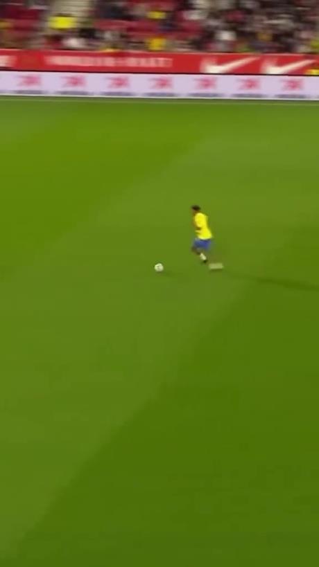 45岁还开挂！小罗再现牛尾巴过人，微笑单挑门将轻松打进